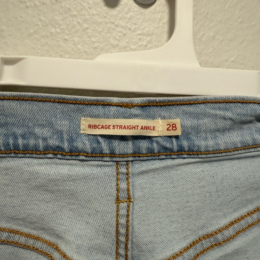 Levi's Light Wash Distressed Ribcage Ankle Jeans Size 28 - Picture 4 of 8